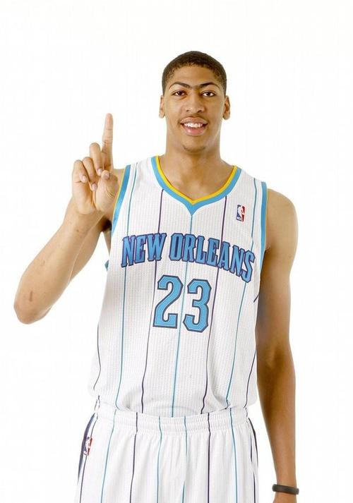 NBA戴维斯怎么了？他怎么了？这个大个子，怎么突然就不见了？