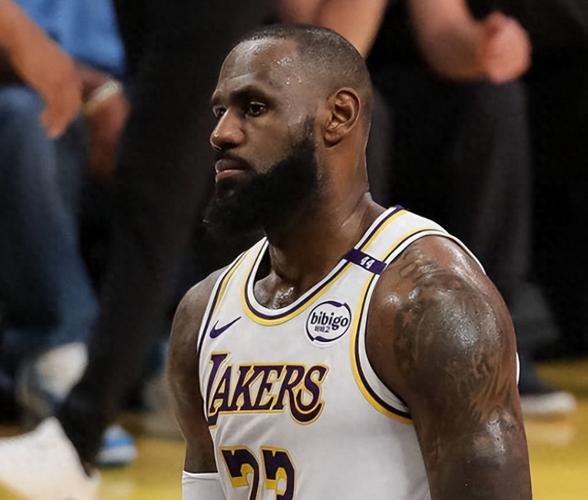 NBA惊现大逆转！湖人险胜勇士，詹姆斯绝杀拯救球队