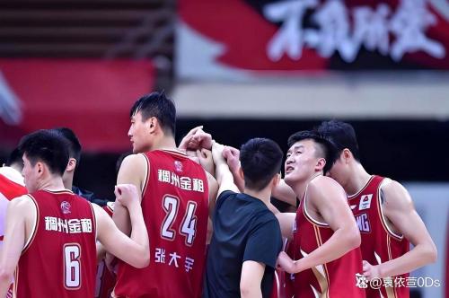 CBA季后赛：广东VS辽宁，这场巅峰对决，火药味十足！广东队和辽宁队，这两支实力雄厚的队伍，为了荣誉